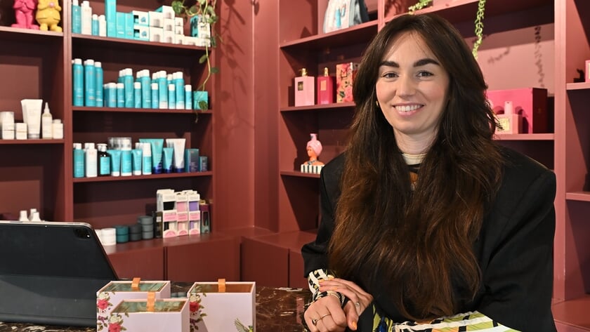 Daryll opent haar vernieuwde Haarhuys aan de Airbornestraat