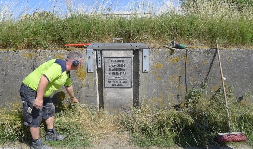 Vlak voor de officiële onthulling wordt de directe omgeving van de steen nog even toonbaar gemaakt. 
