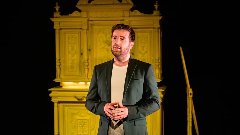 Martijn Kardol op het podium in Theater de Veste met ‘Fris