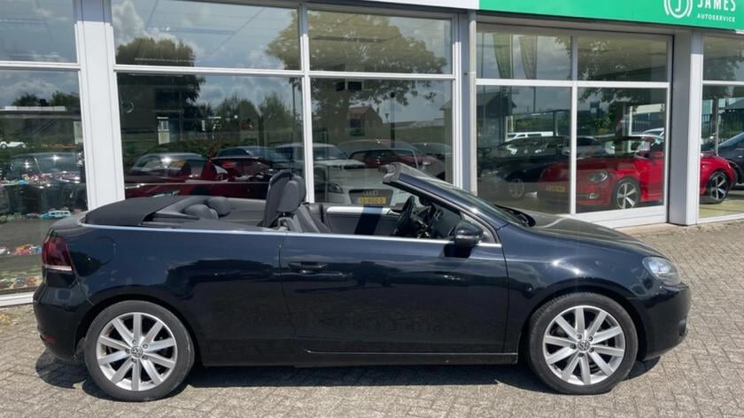 De zon tegemoet in deze unieke Golf Cabrio