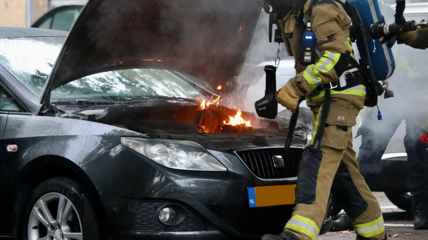 Autobrand tijdens starten auto op Hemertplein in Hoofddorp