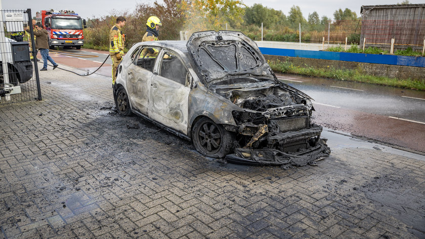 Auto volledig uitgebrand door brand op Lijnderdijk in Lijnden
