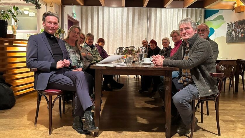 Gedeputeerde Tjeerd van Dekken (linksvoor) met een aantal vrijwilligers in 't Binhoes.