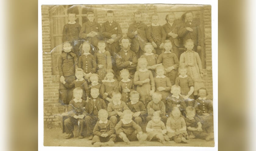 Een klassenfoto van de oude lagere school in Ezinge, gemaakt tussen 1890 en 1900. Uit de collectie van Groninger Archieven. 