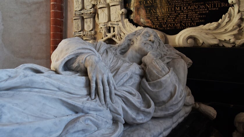 De graftombe van Adriaan Clant in de Bartholomeüskerk in Stedum.