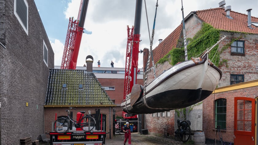 Het schip hangt in de takels om over het dag gehesen te worden.