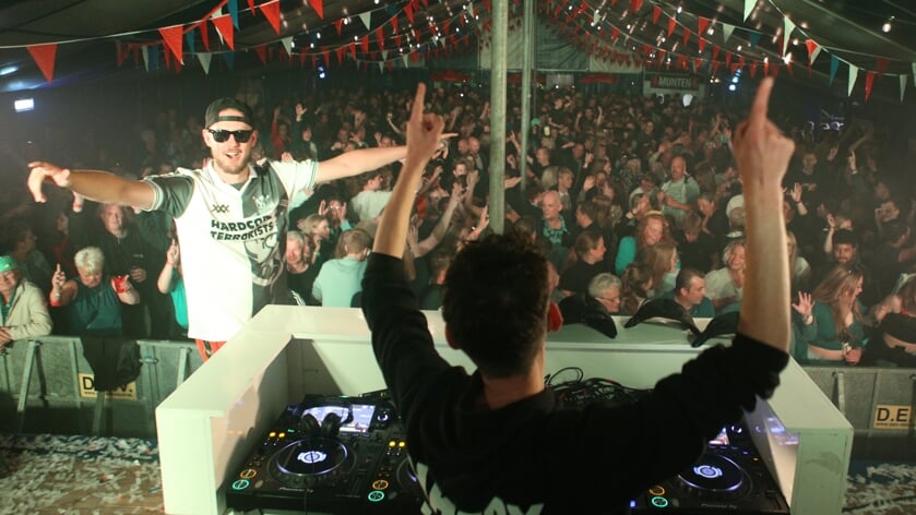 De Beatcrooks zetten de feesttent in vuur en vlam (foto Ronnie Afman).