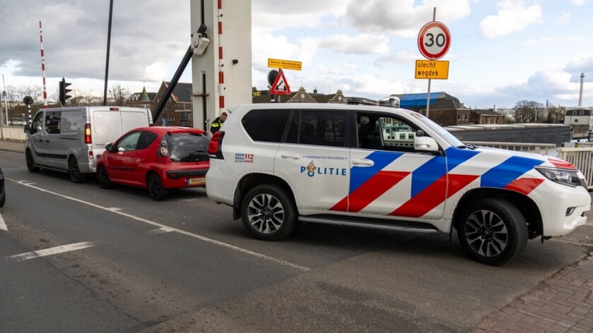 Airbags klappen eruit bij kop-staartaanrijding Galgkade Vlaardingen