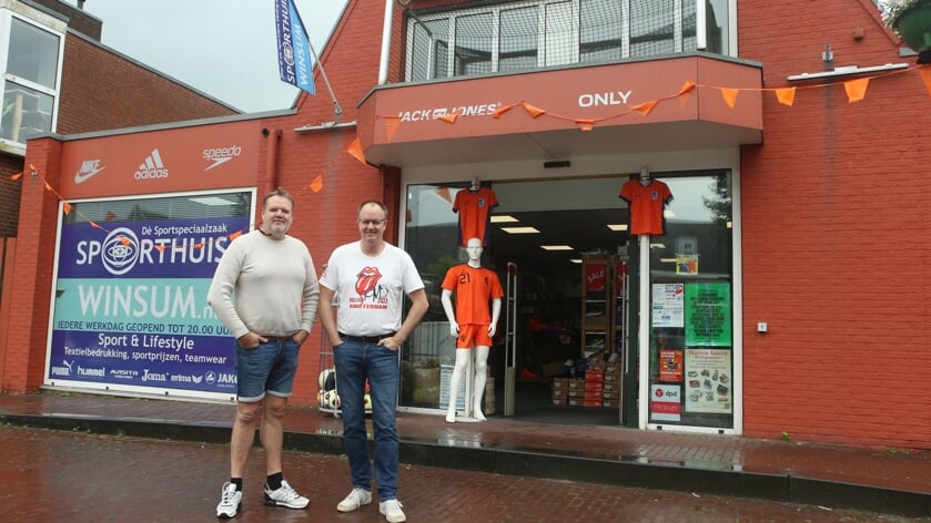 De eigenaren Bram en Joop Veldhuis voor het huidige pand van Sporthuis Winsum. Foto: Ronnie Afman.