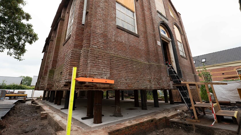 De kerk van Overschild is anderhalve meter opgetild.
