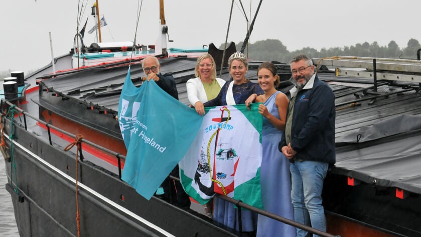 Onder anderen wethouder Mariëtte de Visser en de Garnalenkoningin aan boord van de Terra Nova. 