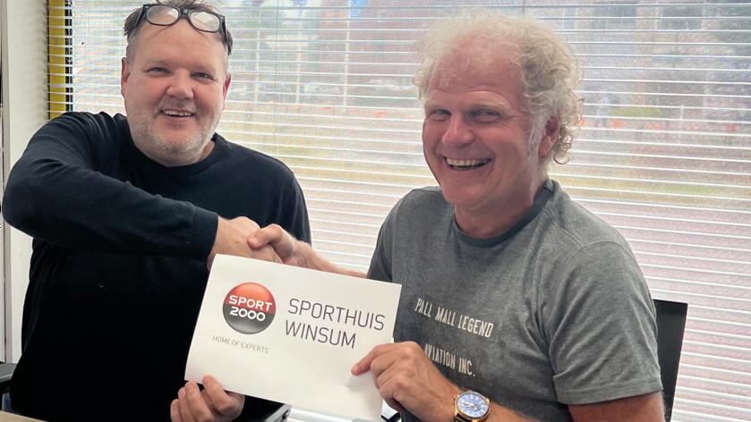 Bram Veldhuis (links) tekende het contract met de Sport2000-organisatie. 