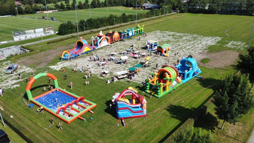 Kinderen vermaakten zich vrijdag opperbest tijdens het springkussenfestijn op Sportpark Meij. 