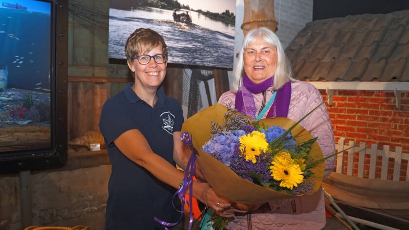  Nel van den Burg uit Heerenveen ontving een boeket bloemen uit handen van PR-medewerkster Anouk Bakker.