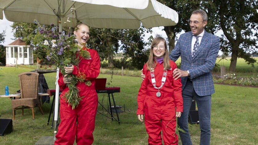 Burgemeester Bolding opende het cultuurerf met twee leerlingen van Terra Winsum. 