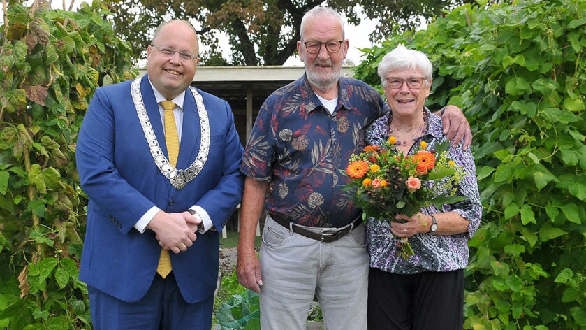 De heer en mevrouw Datema samen met burgemeester Ben Visser.
