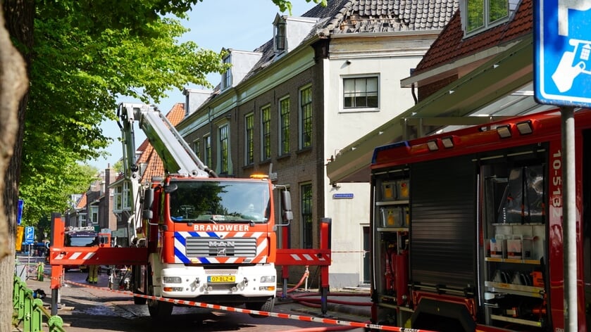 Grote brand in pand aan Veemarkt Hoorn tijdens dakwerkzaamheden