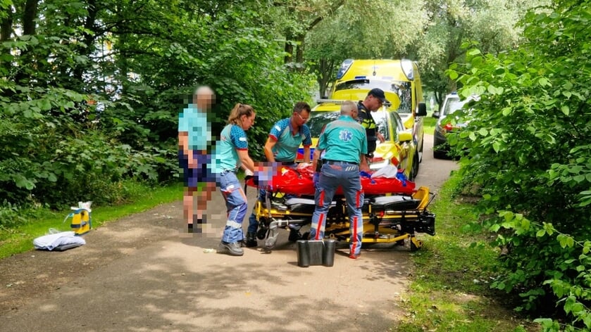 Fietsster valt hard op de Dirk de Derdelaan na botsing met andere fietser