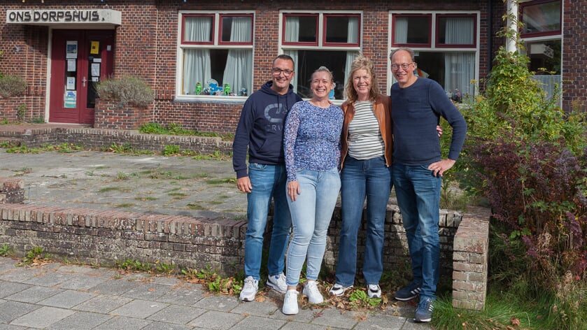 De nieuwe beheerders van het dorpshuis in Loppersum. 