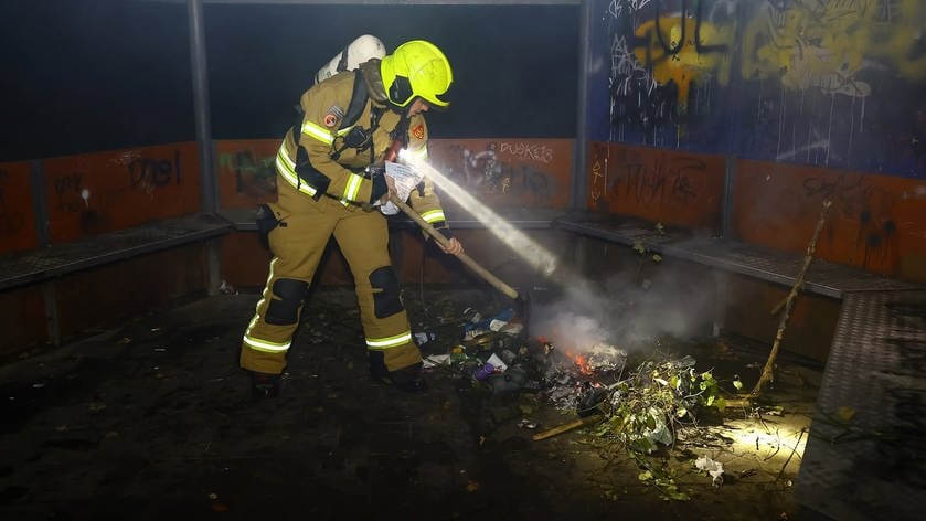 Afval in brand in jeugdhonk