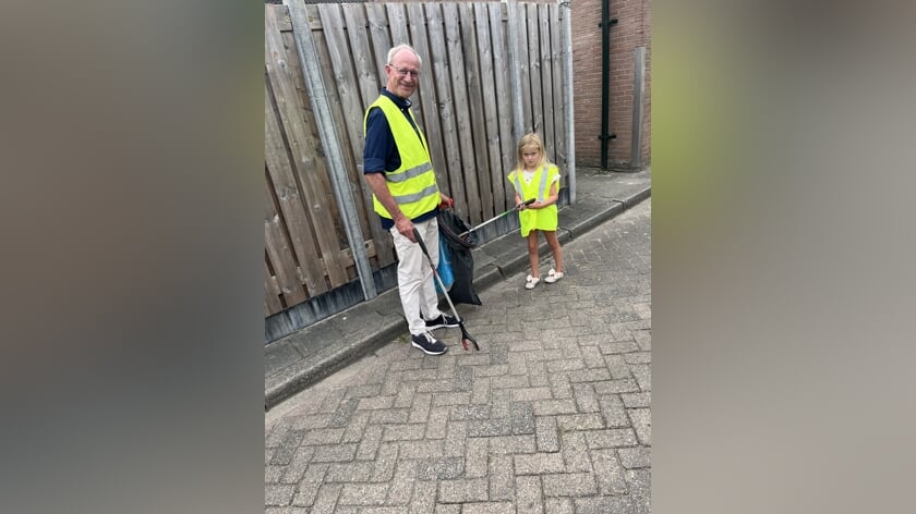 Paul en zijn kleindochter ruimen zwerfvuil op