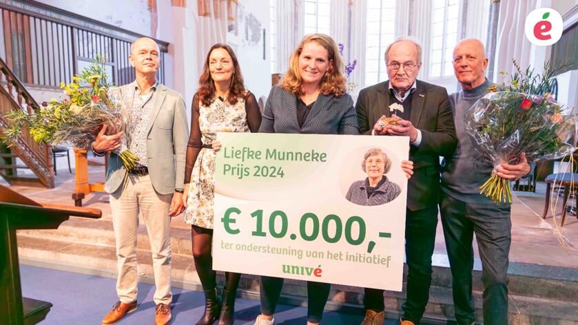 Vanaf links Coert Fossen van de Groninger Bodem Beweging, Tweede Kamerlid Sandra Beckerman, Univé Noord-Nederland-bestuurder Inge Ezinga, prijswinnaar en voorzitter van het Groninger Gasberaad Jan Wigboldus en Albert Heidema van stichting Ons Laand Ons Lu.