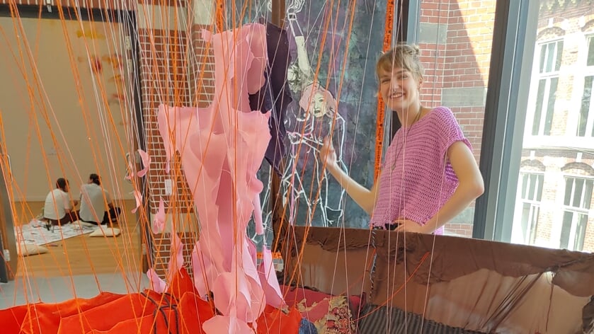 Lotte Reker bij haar installatie in stof. Ze studeerde er mee af aan Minerva.