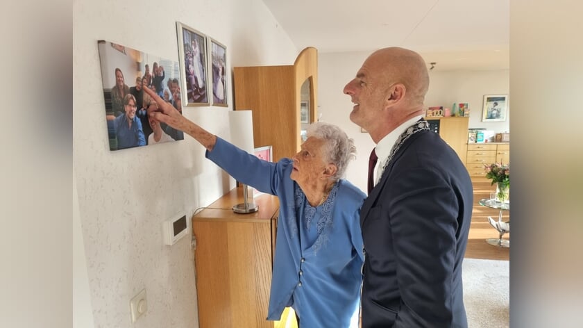 Burgemeester Schneider feliciteert 100-jarige mevrouw De Vries-Huisman