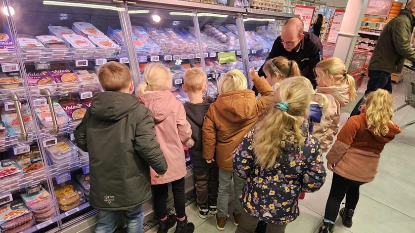 De kinderen kregen een uitgebreide rondleiding door de Meijster supermarkt. 
