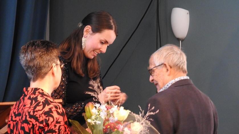  Jubilaris Pieter Wegman met onder anderen Boréas-voorzitter Elizabeth Koning-Oosterbeek.