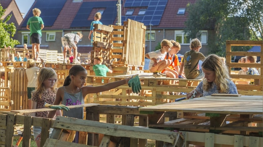 Foto’s Huttenbouw Zwaag 2025: timmeren, samenwerken en griezelen