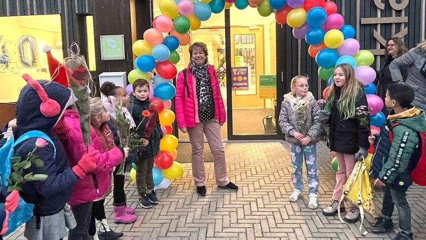 Juf Petra krijgt een warm onthaal van de leerlingen van De Klaver.