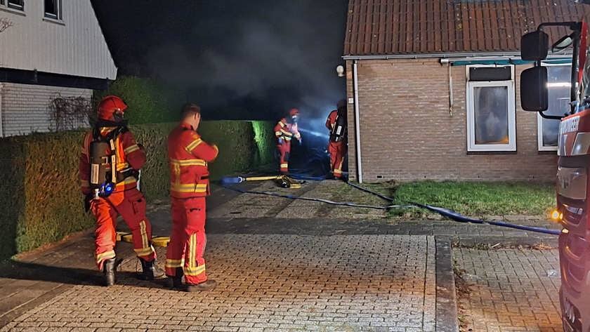 De brandweer van Middelstum rukte uit om assistentie te verlenen en de naastgelegen woningen te controleren. 