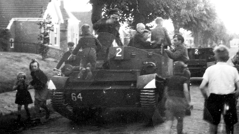 Kinderen klimmen op een Canadese brencarrier in Loppersum, 1945 (foto: collectie Historische Vereniging Loppersum).