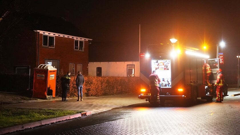 De beschadigde dixi naast de haag en het benzinestation (foto NoorderNieuws). 