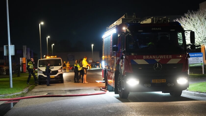 Grote brand door ontplofte accuaanhanger bij industriepand aan Factorij in Zwaag