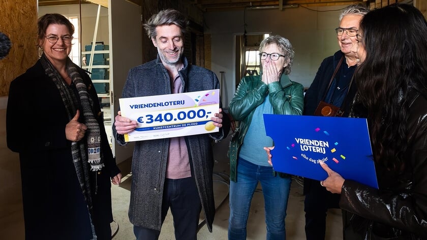 Kunstcentrum De Ploeg wordt verrast met een cheque van 340.000 euro van VriendenLoterij (foto Martine Berendsen).