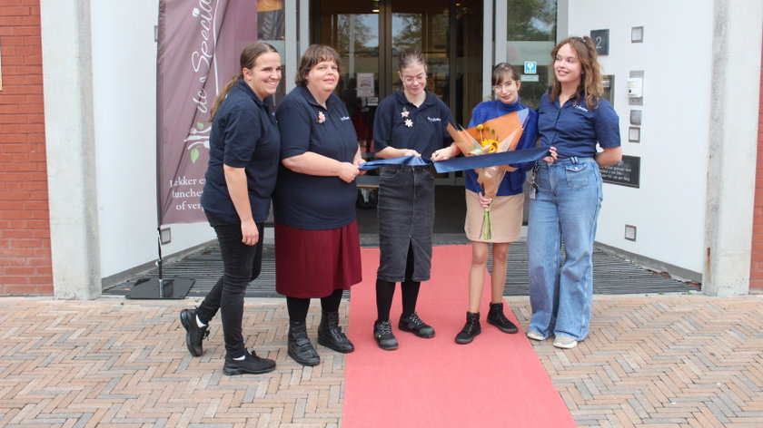 Lunchroom De Specialiteit geopend