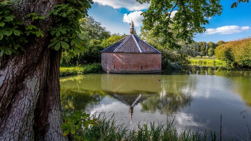 De donjon op borgterrein Ewsum. 