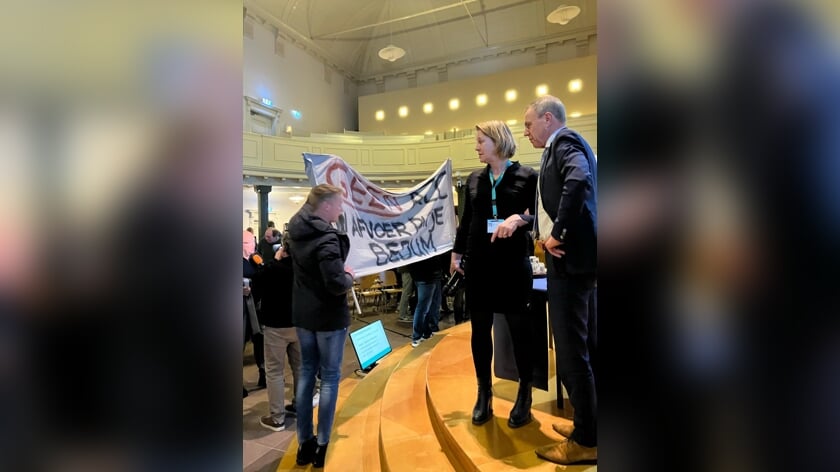 'Geen acz in afvoerputje Bedum' is de boodschap voor burgemeester Bolding op dit spandoek. Foto: Stefan Oortwijn.