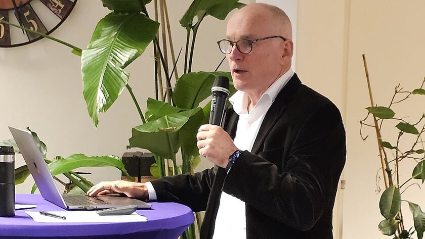 Bernard Donners geeft uitleg over de mogelijkheden van AI bij Kantoor Vreugdenhil (foto Sandra Vos).