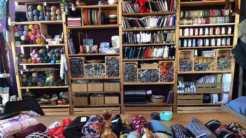 Er is al een breed scala aan soorten stoffen binnengebracht voor de markt bij Atelier Tierlantijn. 