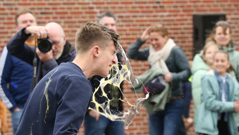 Koppen wordt ook als een geldige vangpoging geaccepteerd. Dat zorgt steevast voor mooie taferelen. Foto: Ronnie Afman. 