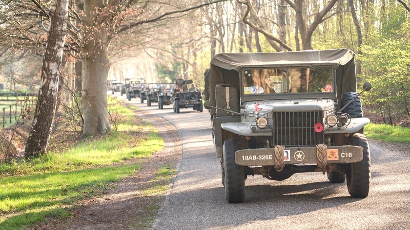 Oude militaire voertuigen zoals die op 5 mei in Noord-Groningen zijn te zien (foto Martijn Brink). 