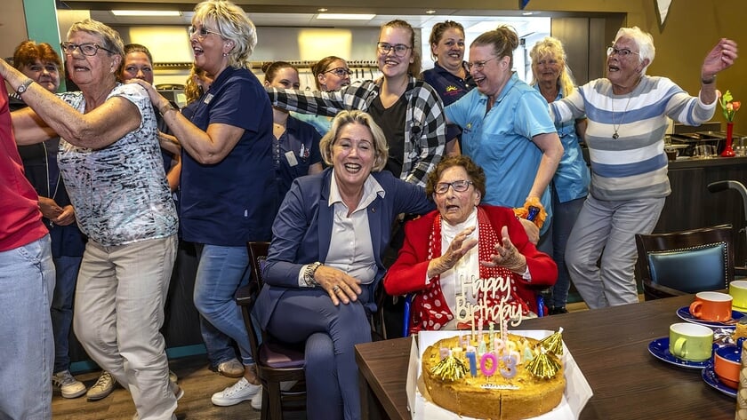 De 103e verjaardag van mevrouw Perdok werd uitbundig gevierd (foto NoorderNieuws).