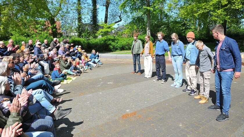 De spelersgroep neemt na afloop van de voorstelling het applaus in ontvangst.