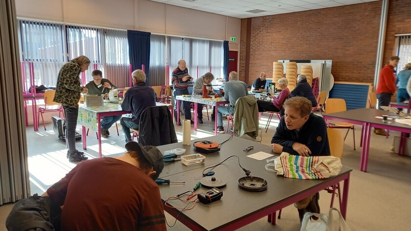 De vrijwilligers van het Repair Café zijn van vele markten thuis.