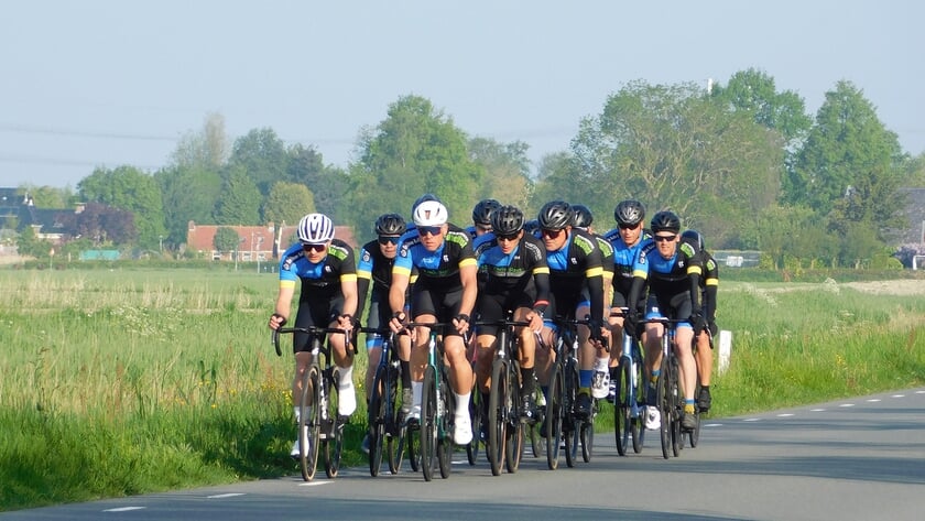 Deelnemers aan de vorige editie van de Noorderrondrit doorkruisen het Groninger land (foto Maaike de Jong).