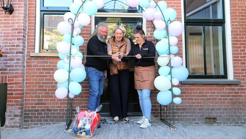 Wethouder Annalies Usmany-Dallinga en eigenaren Mark en Lotte van der Stelt verrichten de officiële opening (foto Harry Pinkster).