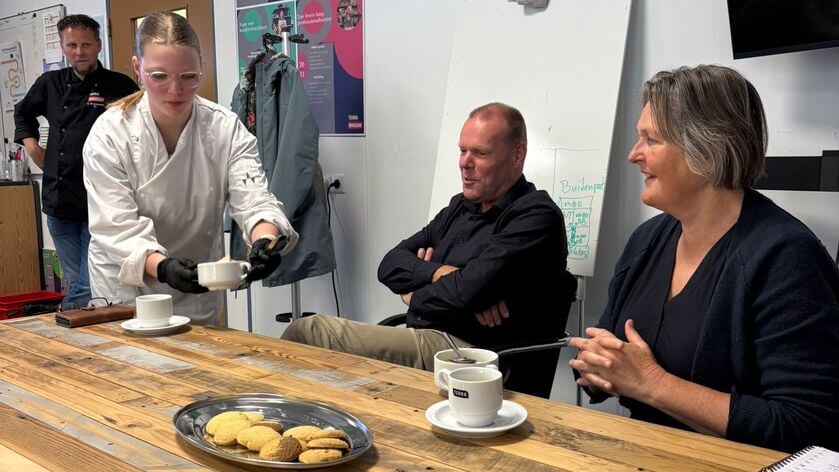 Wethouder Hansems wordt door een van de Terra-leerlingen in de watten gelegd.